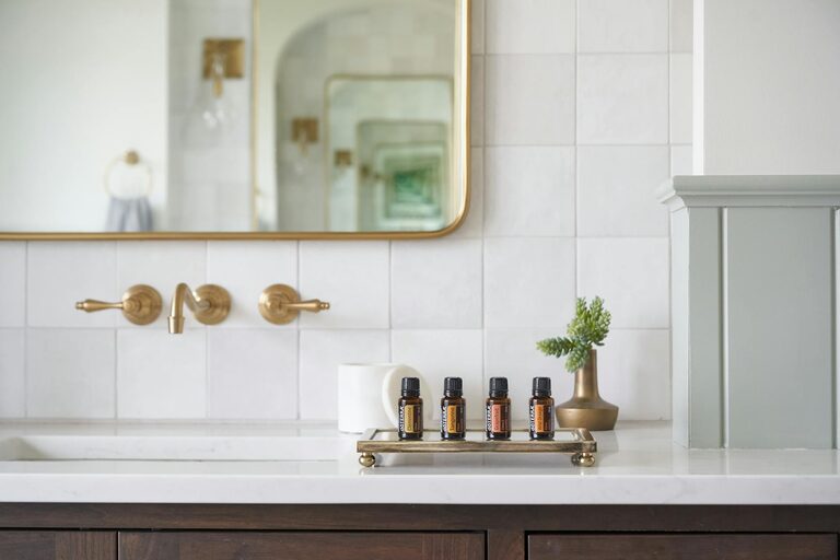 How to Create a Minimalist Bathroom Setup for a Calm, Clutter-Free Space
